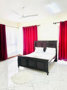 Nyali Seaview 3 bedroom में एक कमरे में एक या कई बेड