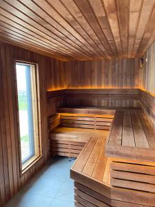 sauna z drewnianymi ścianami i oknem w obiekcie Anchorage Hotel & Spa w mieście Torquay