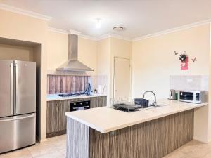 מטבח או מטבחון ב-Convenient, Serene & Comfy Home Thornton Central Penrith