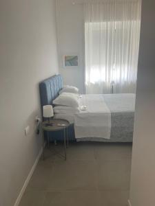 FREE PARKING INCLUDED per selected rate - - Cozy New 2 bedrooms apartment & 2 private bathrooms - 6 minutes to Duomo Cathedral & Bocconi University & Canals Navigli - Spa Therme Milano 2 minutes by walk - Porta Romana Subway yellow line 1 minute by walk房間的床