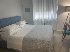 FREE PARKING INCLUDED per selected rate - - Cozy New 2 bedrooms apartment & 2 private bathrooms - 6 minutes to Duomo Cathedral & Bocconi University & Canals Navigli - Spa Therme Milano 2 minutes by walk - Porta Romana Subway yellow line 1 minute by walk房間的床