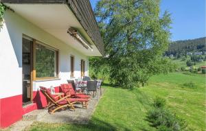 eine Gruppe von Stühlen auf der Seite eines Hauses in der Unterkunft Gorgeous Apartment In Lenzkirch-Saig With Kitchen in Lenzkirch