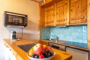 Η κουζίνα ή μικρή κουζίνα στο Ski In-Out - Heart of Val Thorens Warm-Hearted Apartment, WiFi 165