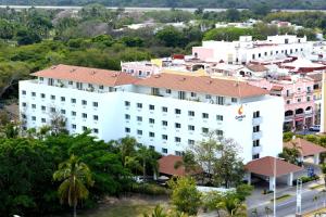 プエルト・バジャルタにあるComfort Inn Puerto Vallarta Golfside & Marinaの赤い屋根の白い建物の空中風景