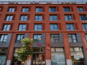 un edificio in mattoni rossi con finestre di Aparthotel Adagio Original Toulouse Centre La Grave a Tolosa