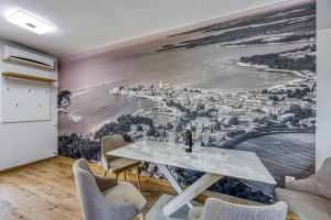 uma sala de jantar com um mural de parede de uma cidade em Jozefina Luxury, 100 m from the beach em Poreč