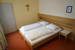 Una cama o camas en una habitación de Priesterseminar Brixen