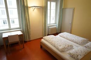 Una cama o camas en una habitación de Priesterseminar Brixen