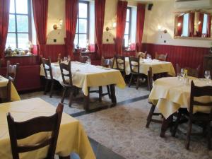 un restaurant avec des tables et des chaises et un tissu de table jaune dans l'établissement Hotel Restaurant in den Hoof, à Maastricht