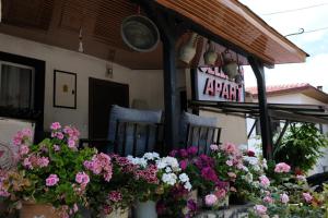 Ein paar Blumen in Eimern vor einem Laden. in der Unterkunft Ecenaz Apart in Kaş