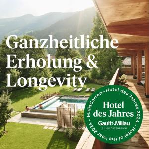 okładka magazynowa domu z basenem w obiekcie MalisGarten Green Spa Hotel w mieście Zell am Ziller