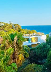 una casa su una collina con l'oceano sullo sfondo di Sea View, Beach 3 minutes ad Albufeira