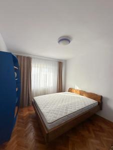 a bedroom with a large bed in a room at B7 Apartament in Ocna-Mureşului