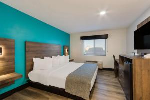 Tempat tidur dalam kamar di The Copper Hotel - SureStay Collection by Best Western