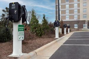 eine Reihe von Parkuhren auf einem Parkplatz in der Unterkunft Home2 Suites By Hilton Durham University Medical Center in Durham