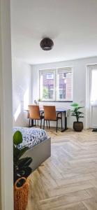 uma sala de estar com uma mesa e cadeiras e uma cama em Modern & Convenient Studio em Arnhem