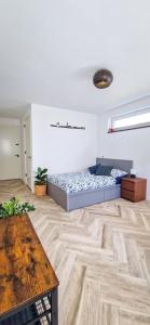 um quarto com 2 camas e piso em madeira em Modern & Convenient Studio em Arnhem