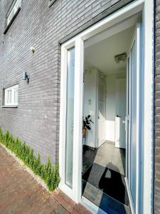 uma porta de vidro deslizante de um edifício de tijolos em Modern & Convenient Studio em Arnhem