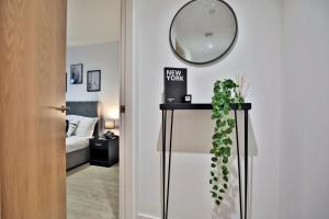 Giường trong phòng chung tại MediaCity Modern 2 Bed, 2 Bath Apartment with Ensuite, Balcony near Tram Stop Salford Quays