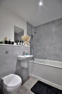 Phòng tắm tại MediaCity Modern 2 Bed, 2 Bath Apartment with Ensuite, Balcony near Tram Stop Salford Quays