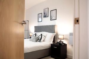 Giường trong phòng chung tại MediaCity Modern 2 Bed, 2 Bath Apartment with Ensuite, Balcony near Tram Stop Salford Quays