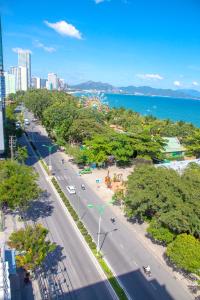 una vista aérea de una calle en una ciudad con el océano en Oliver Hotel, en Nha Trang