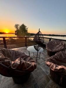 due sedie e un tavolo su una terrazza con il tramonto di Shtil a Kiev