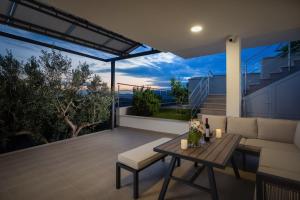 Balcony o terrace sa Olive paradise-heated pool- romantic getaway for 2