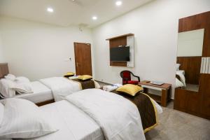 TV/trung tâm giải trí tại Naga Luxury Suites- Triple Bed Room --Driver Free Stay