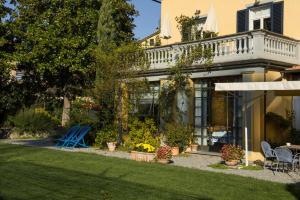 una casa con una silla azul en el patio en Al Porto Di Lucca B&B, en Lucca