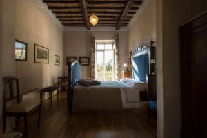 1 dormitorio con cama y ventana en Al Porto Di Lucca B&B, en Lucca