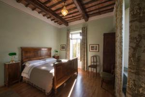 Un dormitorio con una cama grande y una ventana en Al Porto Di Lucca B&B, en Lucca