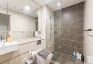 y baño con ducha, aseo y lavamanos. en Sydney CBD Modern 2 bedroom Apartment, en Sídney