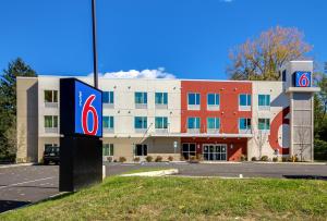 Motel 6-Allentown, PA في الينتاون: مبنى امامه لافته