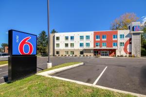 Motel 6-Allentown, PA في الينتاون: علامة في موقف للسيارات أمام المبنى