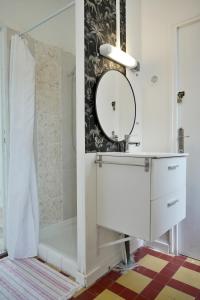 bagno con lavandino e specchio di Studio Armorique Recouvrance a Brest