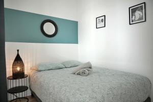 una camera da letto con un letto e uno specchio a parete di Studio Armorique Recouvrance a Brest