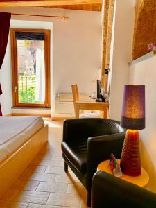 - un salon avec un lit et un canapé dans l'établissement B&B La Casa Di Tufo, à Orvieto