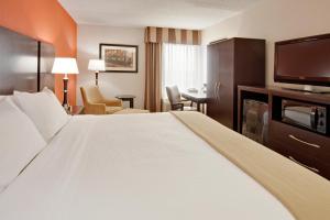 Кровать или кровати в номере Holiday Inn Express Wilkes Barre East, an IHG Hotel