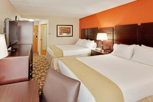 Кровать или кровати в номере Holiday Inn Express Wilkes Barre East, an IHG Hotel