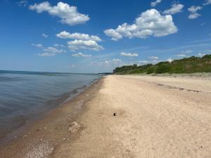 widok na piaszczystą plażę z oceanem w obiekcie Inti w mieście Jūrkalne