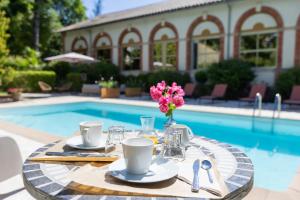 Poolen vid eller i närheten av Hotel Les Bellugues