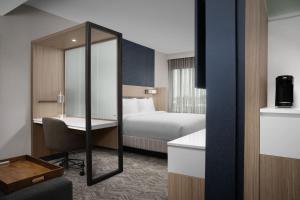 Springhill Suites by Marriott Lexington Fritz Farm tesisinde bir odada yatak veya yataklar