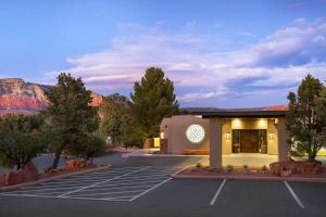 een parkeerplaats voor een hotel bij Sky Rock Sedona, a Tribute Portfolio Hotel in Sedona