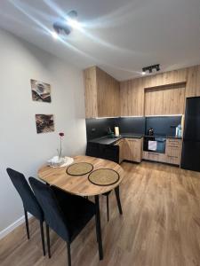 um quarto com uma mesa e cadeiras e uma cozinha em Apartament Broniewskiego em Busko-Zdrój