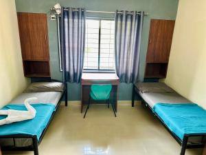 Giường trong phòng chung tại Backpacker Hostel