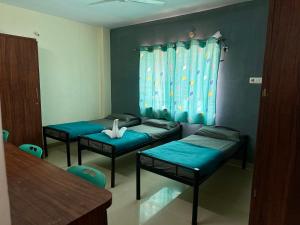 Giường trong phòng chung tại Backpacker Hostel