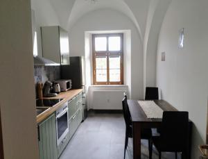 Ferienwohnung im Rittergut Plohn 300 meter zum Freizeitpark廚房或簡易廚房