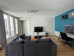 Saint-Honore - Luxury apartment 1 BR TV 또는 엔터테인먼트 센터