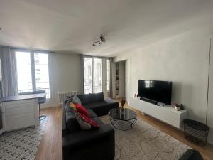 Saint-Honore - Luxury apartment 1 BR TV 또는 엔터테인먼트 센터